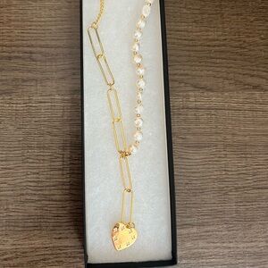 Boutique gold pearl necklace
